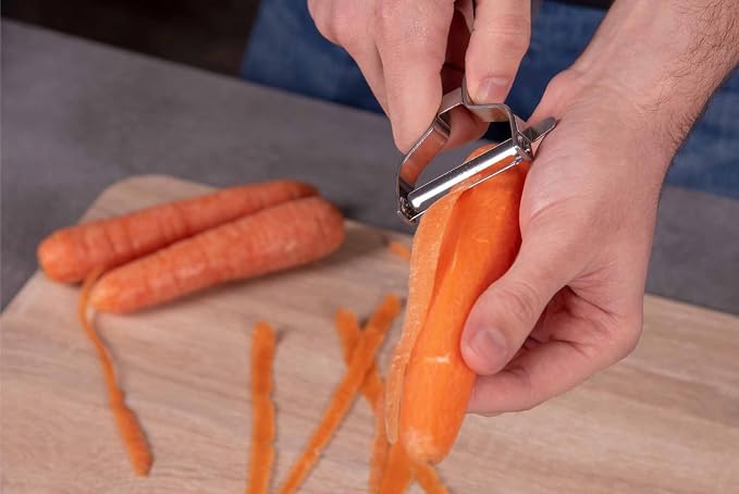 ARCOS Professional Chrome-Plated Peeler for Fruits and Vegetables. 5.5 Inch Stainless Steel Kitchen Tool for Precise Cutting. Chef's Gadget with Ergonomic Design. Silver Color