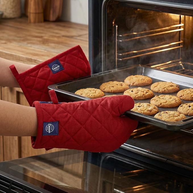 Encasa XO Oven Mitts and Pot Holders Set, Heat Resistant Cotton | Red, Diamond Quilted | Non-Slip Grip | Microwave & Oven Safe | Hanging Loop | Machine Washable | Set of 2