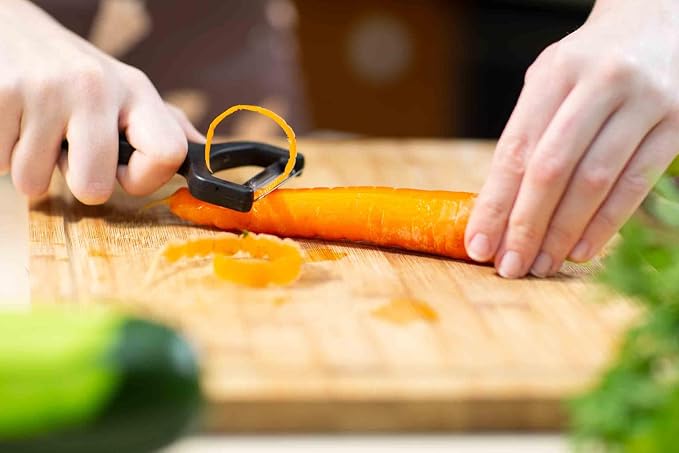 ARCOS Professional Peeler for Fruits and Vegetables. 5.5 Inch Stainless Steel Kitchen Tool for Precise Cutting. Chef's Gadget with Ergonomic Polypropylene Handle. Black Color