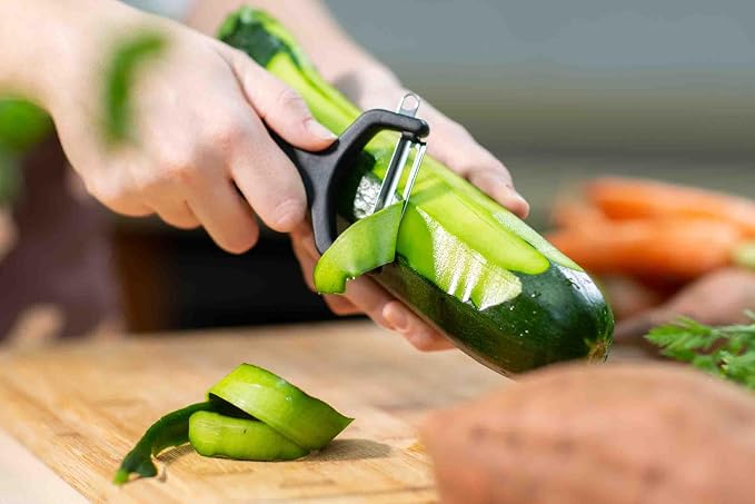 ARCOS Professional Peeler for Fruits and Vegetables. 5.5 Inch Stainless Steel Kitchen Tool for Precise Cutting. Chef's Gadget with Ergonomic Polypropylene Handle. Black Color
