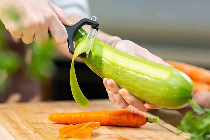 ARCOS Professional Peeler for Fruits and Vegetables. 5.5 Inch Stainless Steel Kitchen Tool for Precise Cutting. Chef's Gadget with Ergonomic Polypropylene Handle. Black Color