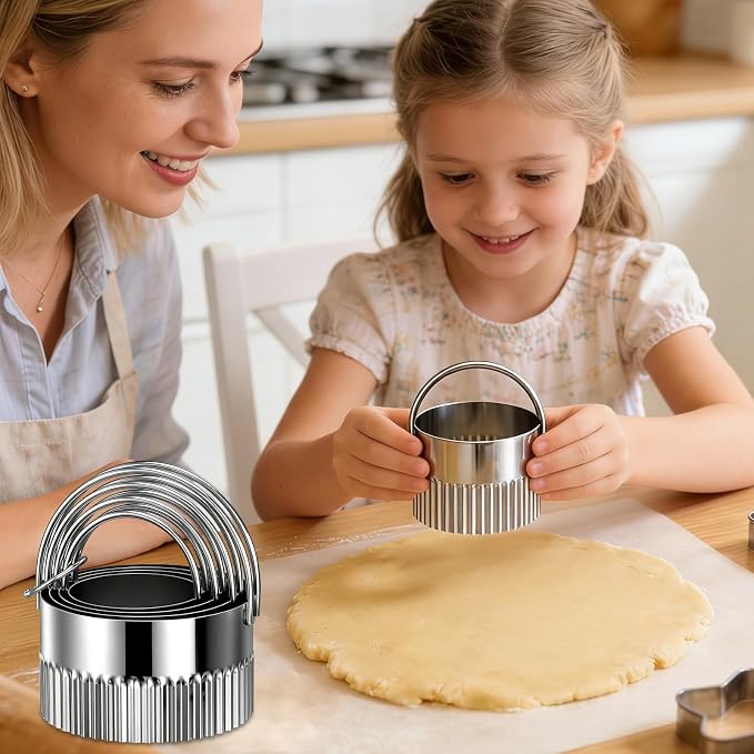 Biscuit Cutter Set for baking (5 Pieces/Set), Round Fluted Edge shape Cookies Cutter, Biscuit Cutter with Handle for Baking or Holiday Party Decorations