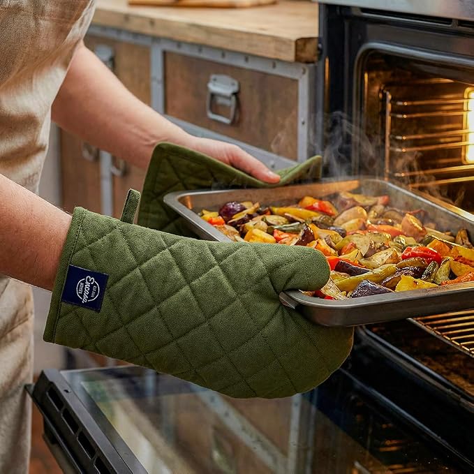 Encasa XO Oven Mitts and Pot Holders Set, Heat Resistant Cotton | Leaf Green, Diamond Quilted | Non-Slip Grip | Microwave & Oven Safe | Hanging Loop | Machine Washable | Set of 2