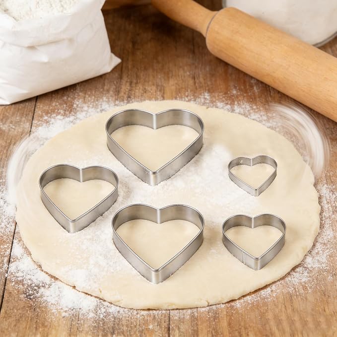 Love Heart Cookie Cutter Set Pack of 5 Valentines Day Heart Biscuit Cutter for Sandwiches, Pastries, Fruit and Cakes Birthday, Wedding Baking Tools