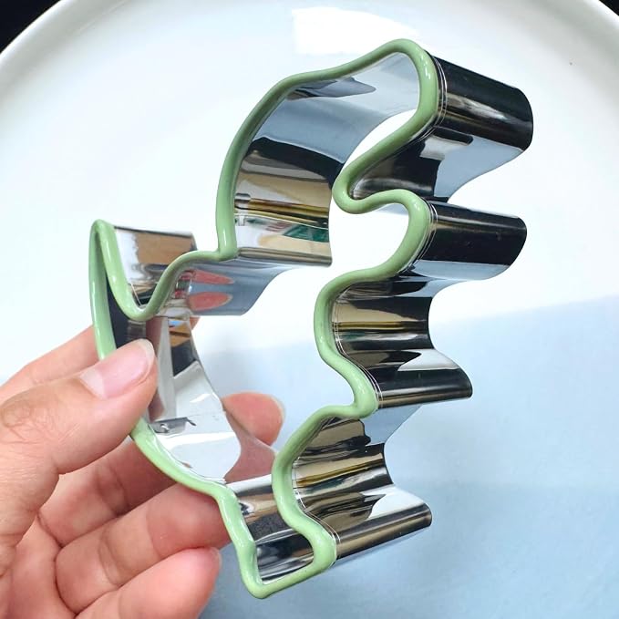 LUBTOSMN 7 Piece Dinosaur Cookie Cutters Set, Silicone Rim Baking Set | Dishwasher-safe stainless steel cutters for cookies, fondant, sandwiches, dinosaur parties and home baking treats