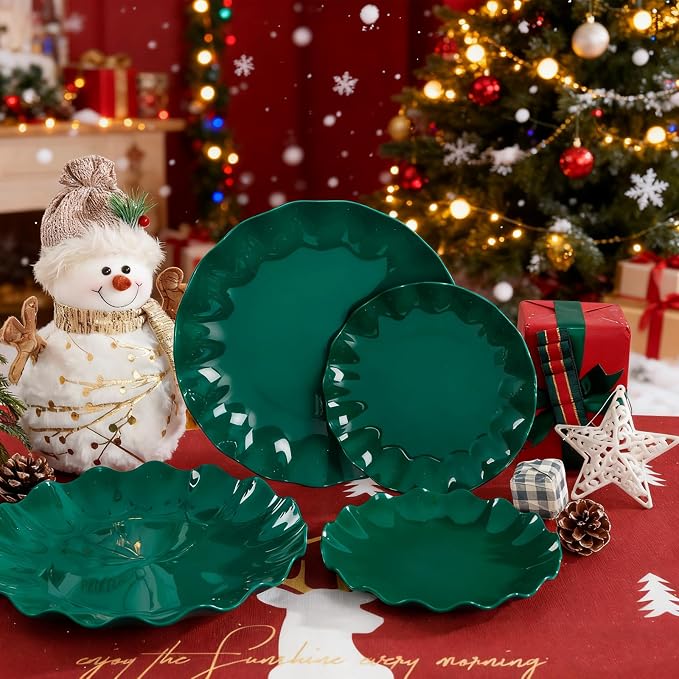 LIYH 50 Pcs Christmas Plastic Plates - Green Scalloped Plates Unbreakable | Holiday Dishes Reusable Dishwasher Safe BPA Free for Christmas Day(25Guests)