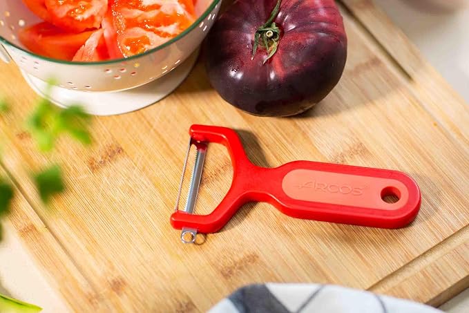 ARCOS Professional Peeler for Fruits and Vegetables. 5.5 Inch Stainless Steel Kitchen Tool for Precise Cutting. Chef's Gadget with Ergonomic Polypropylene Handle. Red Color