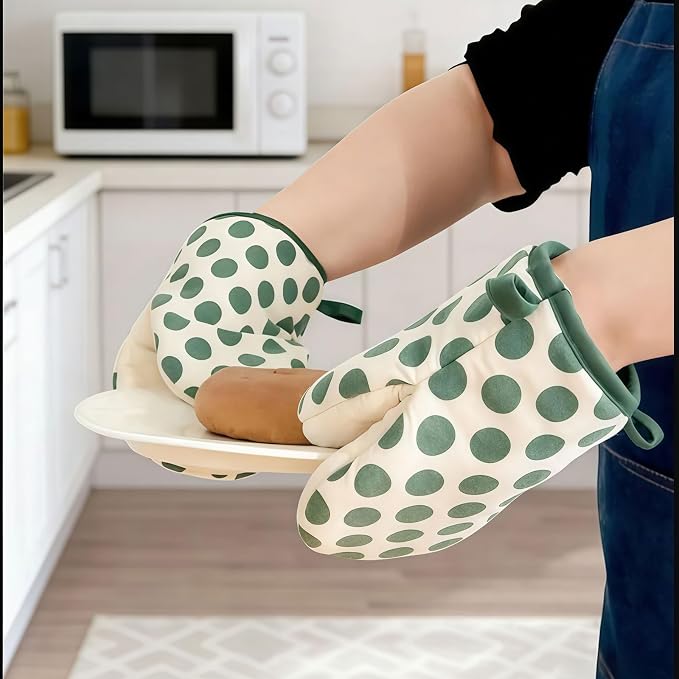 1 Pair Mini Oven Mitts,High Heat Resistant Oven Gloves,Kitchen Short Oven Mit with Hanging Loop for BBQ, Baking, Cooking and Grilling, (dotGreen)