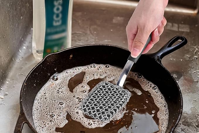 Cast Iron Scrubber Brush with Handle Cast Iron Cleaner Chainmail Scrubber + Pan Scraper, 316 Chain Maille to Clean Pan Pot Skillet Grill Griddle Metal Scrub Wok Scrub Carbon Dutch Oven Carbon Cleaning