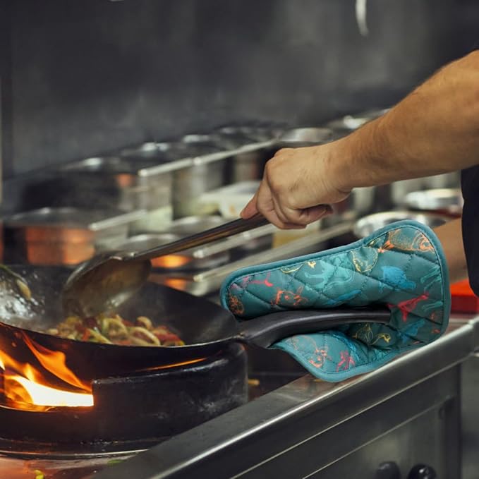Pot Holders Set of 2 Heat Resistant 480℉ Kitchen 100% Cotton Comfortable Lining Printing Farm Cattle Flower Women Men Home Cooking Baking Microwave BBQ Gift (Farm Cattle potholds)