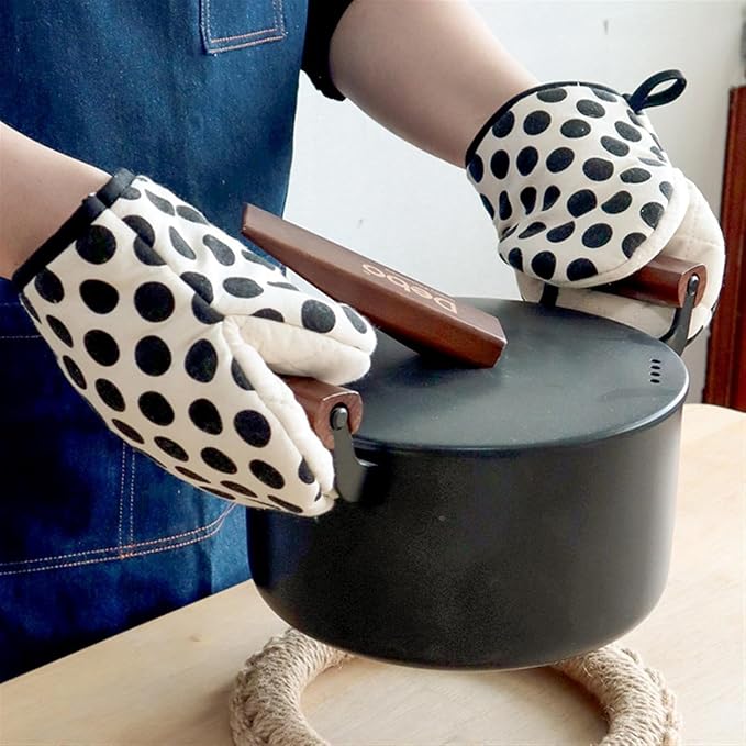 1 Pair Mini Oven Mitts,High Heat Resistant Oven Gloves,Kitchen Short Oven Mit with Hanging Loop for BBQ, Baking, Cooking and Grilling, (dotBlack)