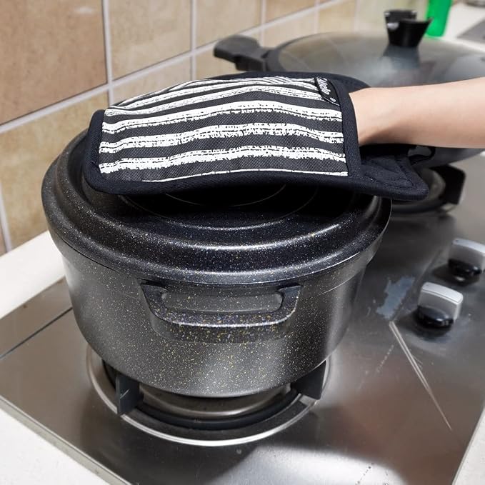 Alselo Silicone Pot Holders Set of 3 Heat Resistant & Non Slip Potholders | Professional Oven Hot Pads with Pockets Mitts for Kitchen Cooking Baking Barbecue (Black, 3)