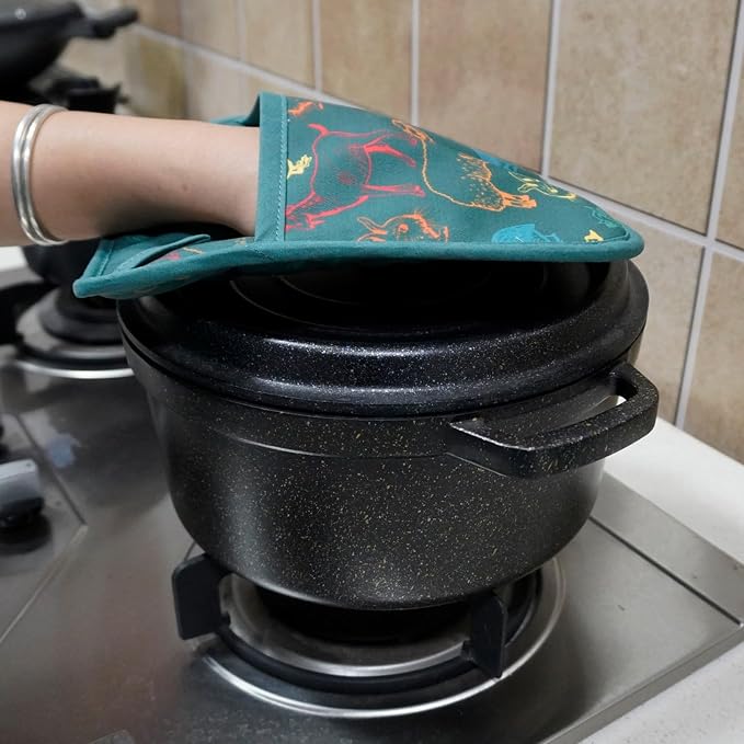 Pot Holders Set of 2 Heat Resistant 480℉ Kitchen 100% Cotton Comfortable Lining Printing Farm Cattle Flower Women Men Home Cooking Baking Microwave BBQ Gift (Farm Cattle potholds)