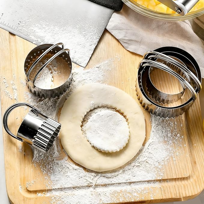 Biscuit Cutter Set for baking (5 Pieces/Set), Round Fluted Edge shape Cookies Cutter, Biscuit Cutter with Handle for Baking or Holiday Party Decorations