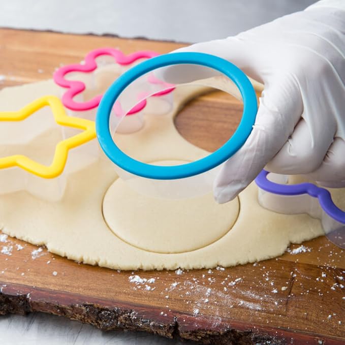 Wilton Comfort Grip Cookie Cutter Set, Assorted, 4-Piece | 4-Piece Comfort-Grip Cookie Cutter Set with Cushioned Handle for Easy Cutting Through Rolled Dough, Fondant & Clay