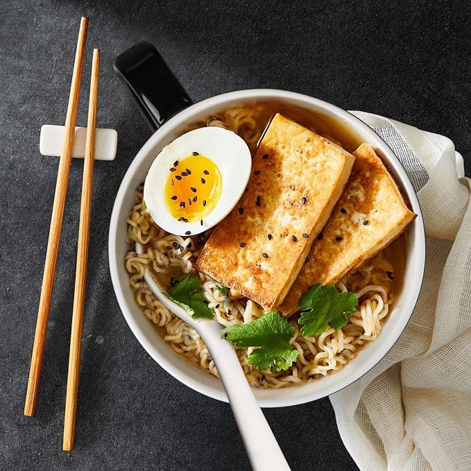 Soup Bowls with Handles & Spoons, 30oz Ceramic Ramen Bowl with Lid, Large Soup Mugs/Cups for Instant Noodle, Big Cereal Bowls for Oatmeal, Soup Containers with Lids, Set of 2, Black