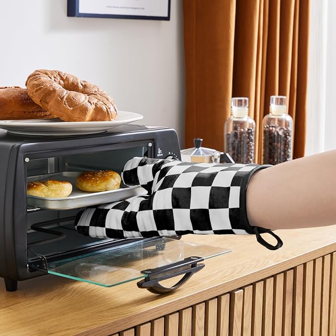 Ohocut Black and White Checkered Oven Mitts Heat Resistant, Vintage Retro Checkerboard Cute Oven Mitts, Non-Slip Silicone Kitchen Oven Gloves 1 Pair 7''x13''