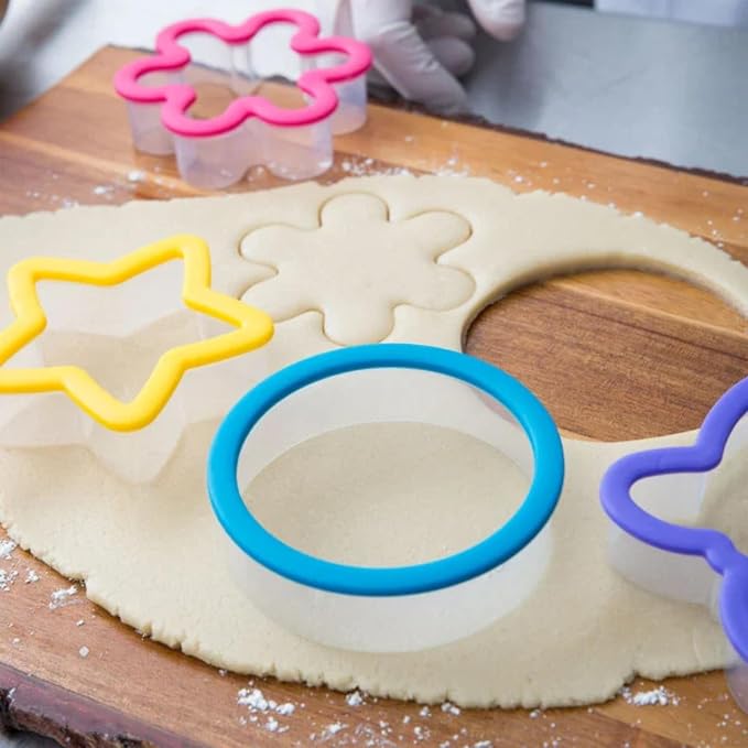 Wilton Comfort Grip Cookie Cutter Set, Assorted, 4-Piece | 4-Piece Comfort-Grip Cookie Cutter Set with Cushioned Handle for Easy Cutting Through Rolled Dough, Fondant & Clay