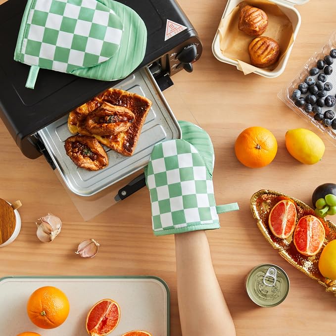 Ohocut Sage Green Checkered Mini Oven Mitts Heat Resistant, Vintage Retro Checkerboard Mini Silicone Oven Mitts Cute, Non-Slip Small Short Kitchen Oven Gloves Set of 2