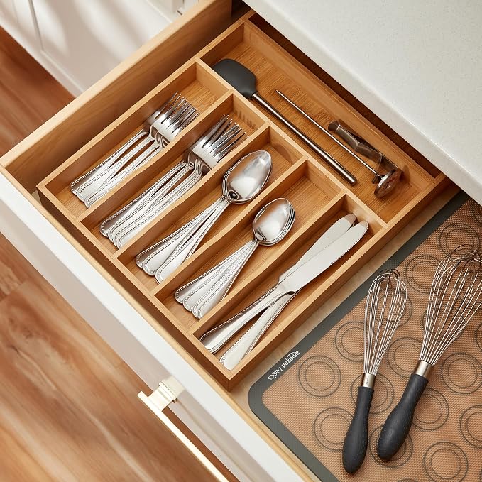 Amazon Basics Silverware Set, Stainless Steel Flatware, Dishwasher Safe, Easy to Clean, Service for 4, 20-Piece Forks and Spoons, Pearled Edge